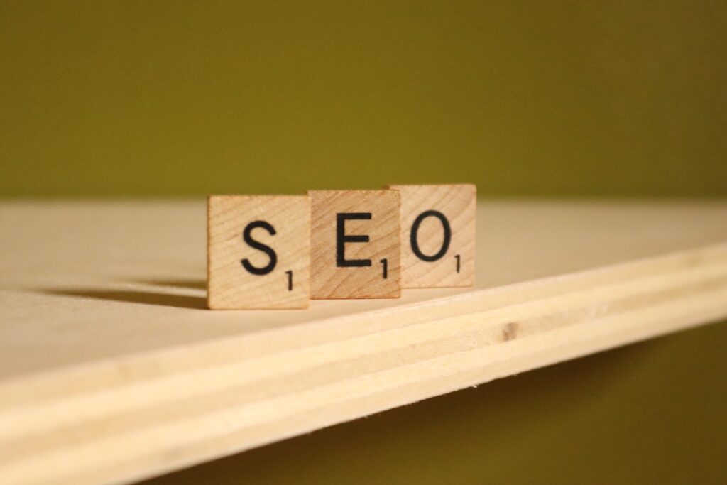 a wooden block that says seo on it, seo, co je seo